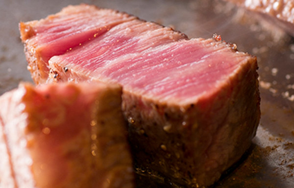五感で味わえる神戸牛の鉄板焼きステーキ