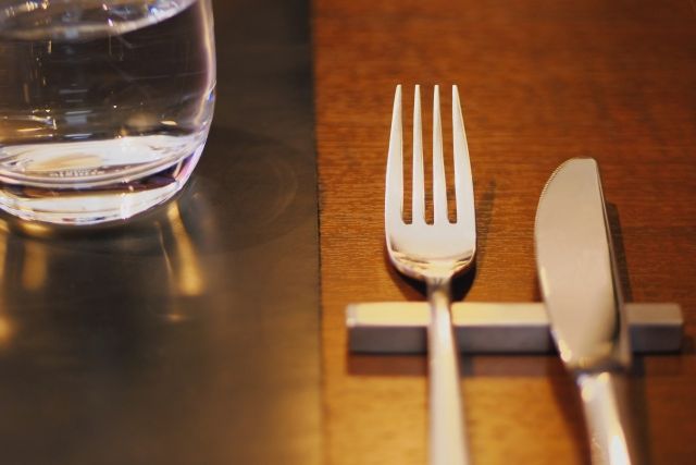 テーブルの上にあるナイフとフォーク
